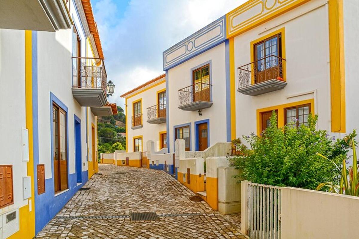 uma rua em uma cidade com edifícios coloridos