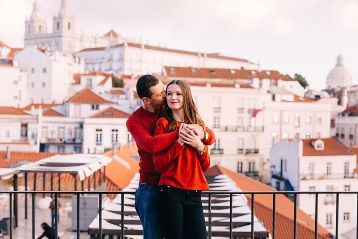um homem e uma mulher em pé no topo de um prédio
