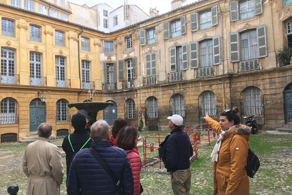 un gruppo di persone in piedi davanti a un edificio