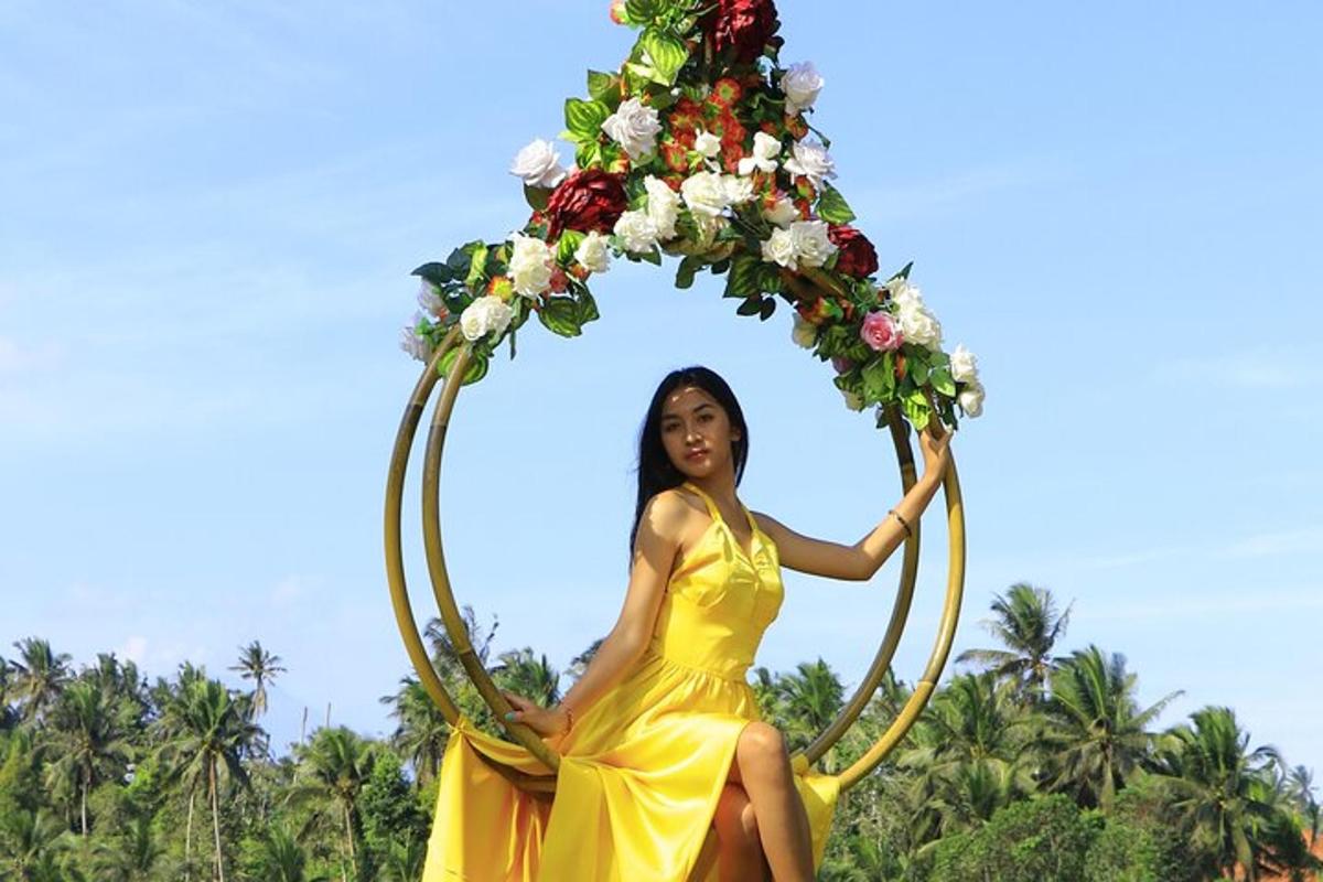 una donna in un vestito giallo seduta sotto una distesa di fiori