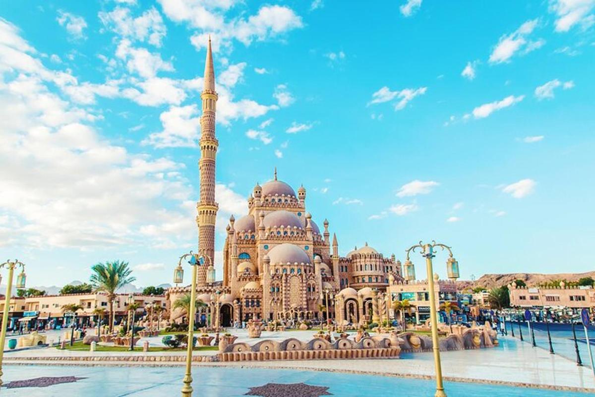 un grande edificio con un'alta moschea