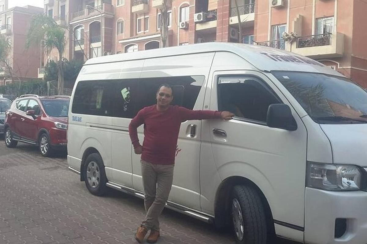 um homem parado na frente de uma van branca
