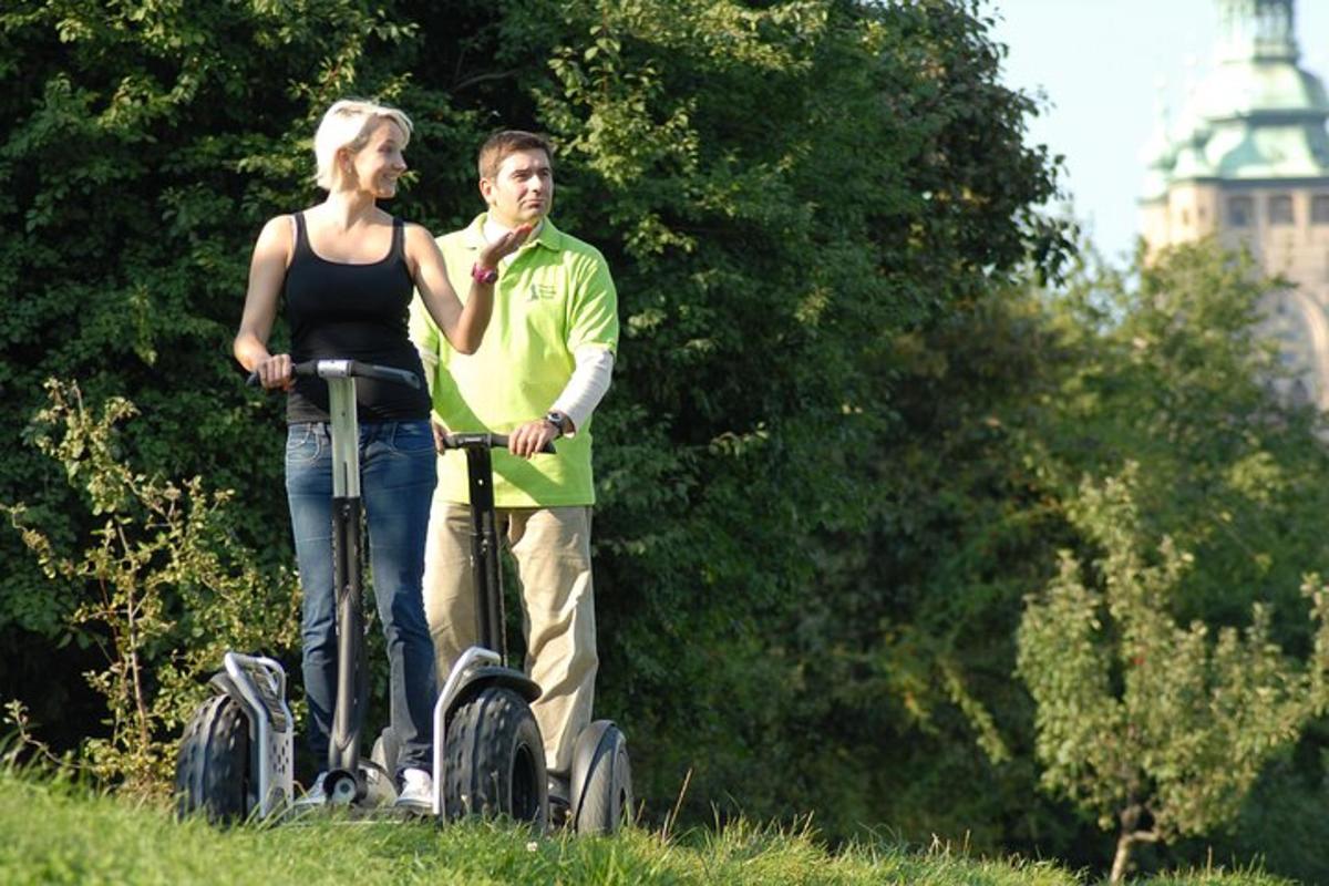 muž a žena jedoucí na segwayích