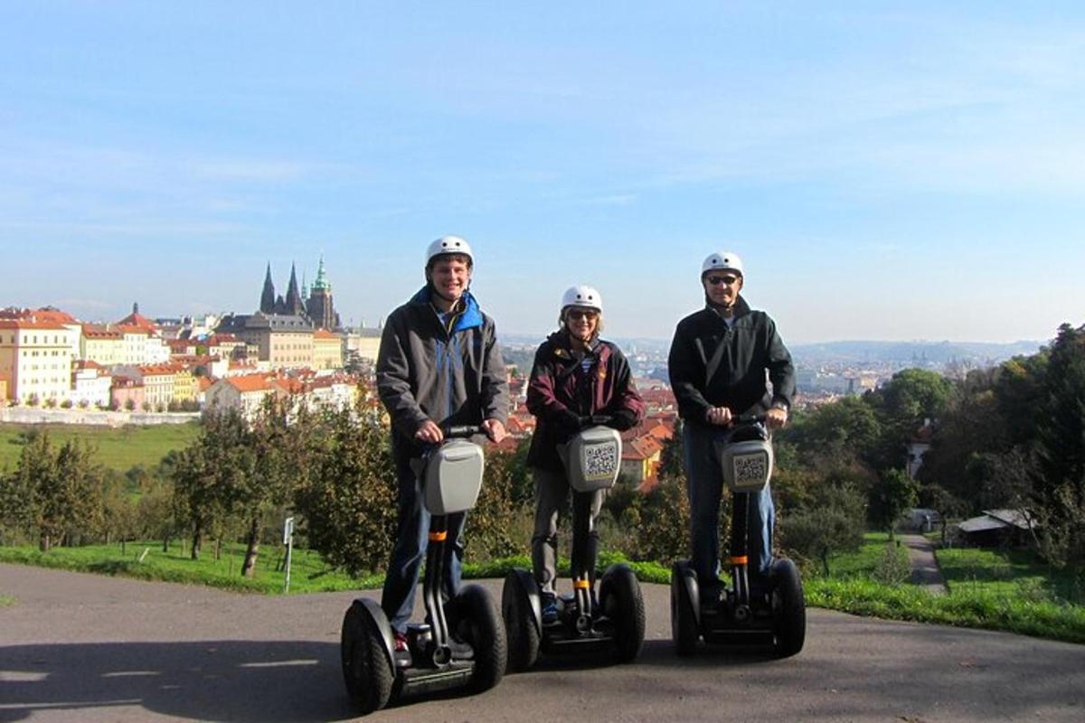 tre persone che viaggiano su segway su una strada