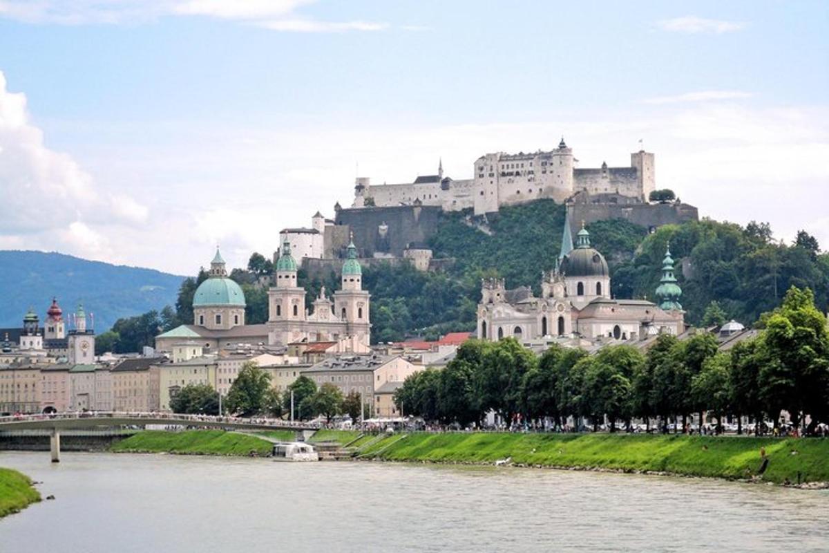 hrad na vrcholu kopce vedle řeky