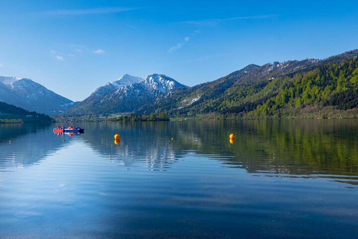 pohled na jezero s horami v pozadí