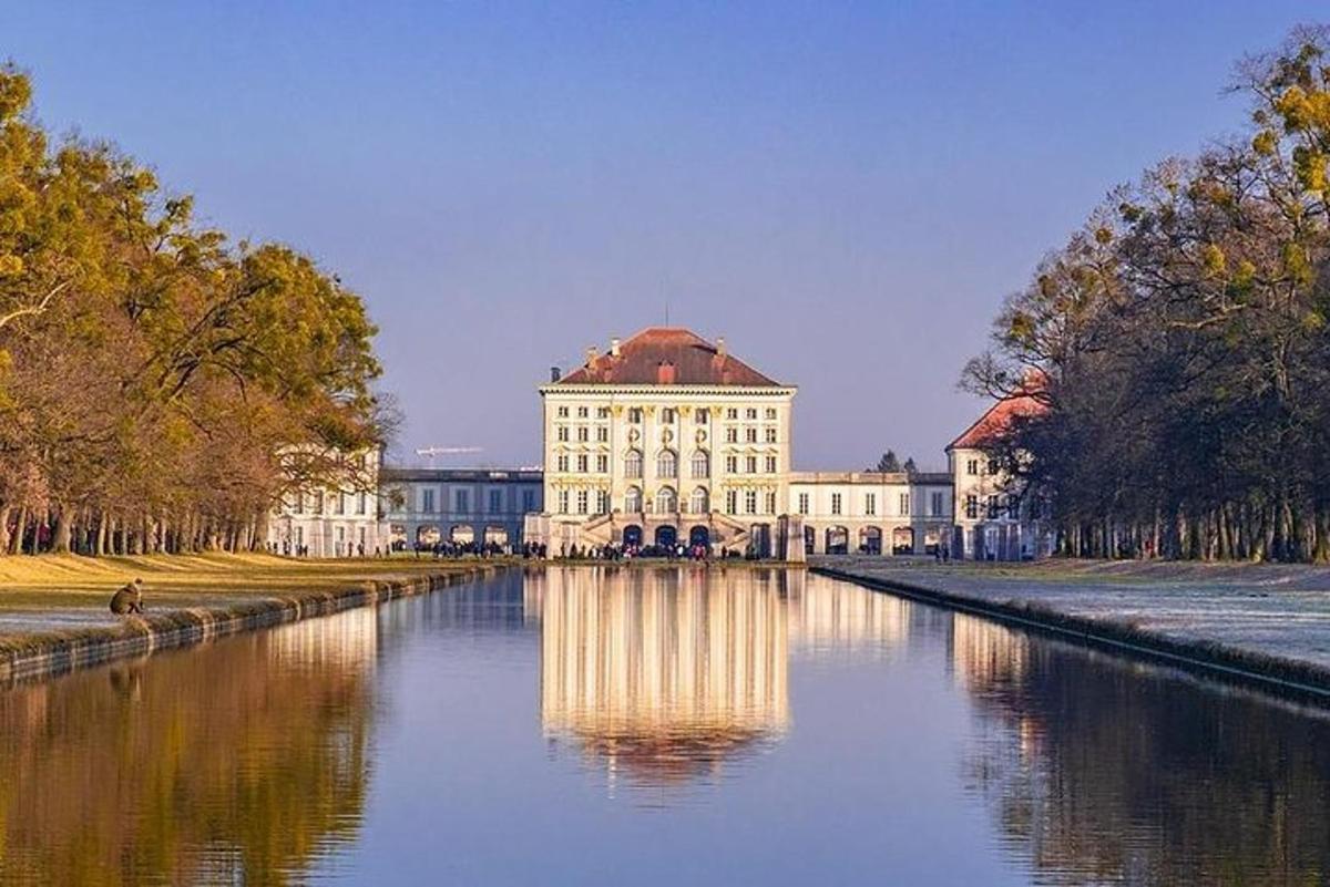 un grande edificio situato sulla riva di un fiume