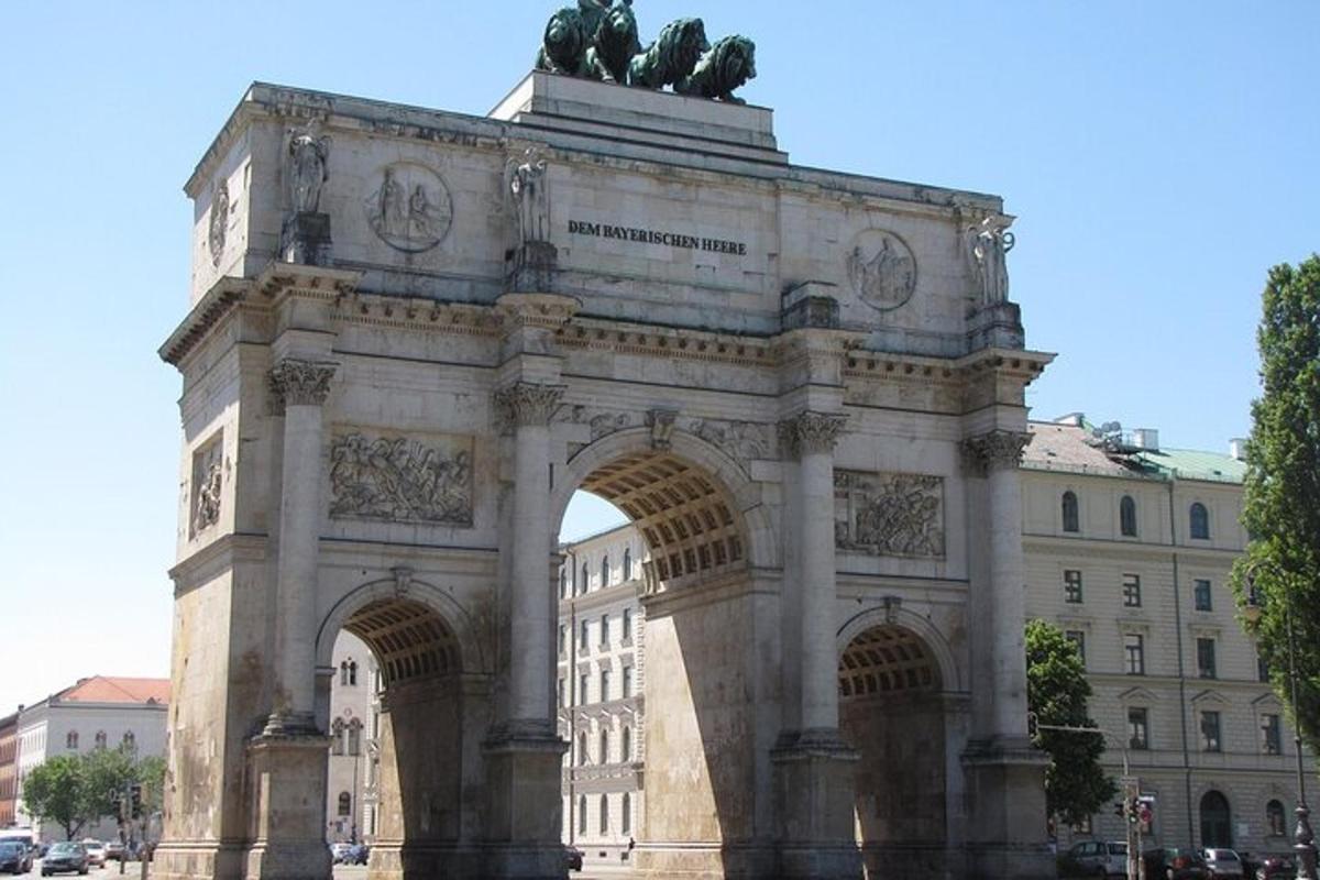 un edificio con un arco di fronte a un edificio