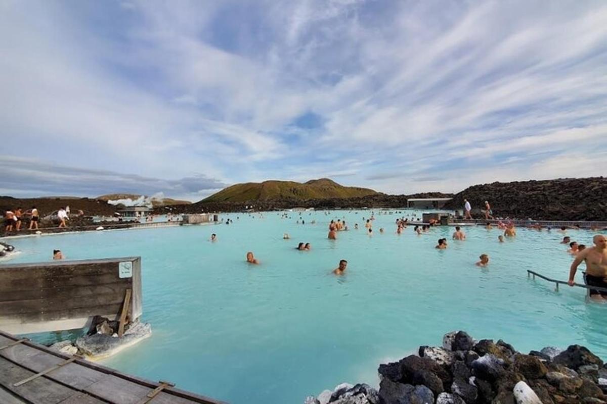 un gruppo di persone che nuotano in una piscina blu