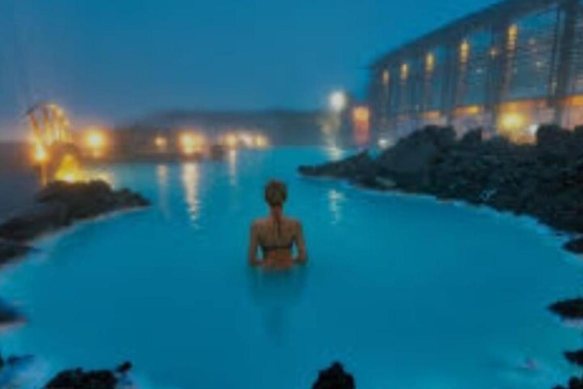 un uomo seduto in una piscina di acqua blu