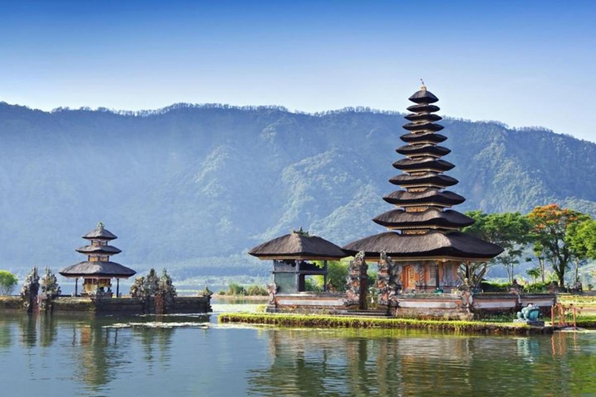 sekumpulan kuil di tengah-tengah badan air