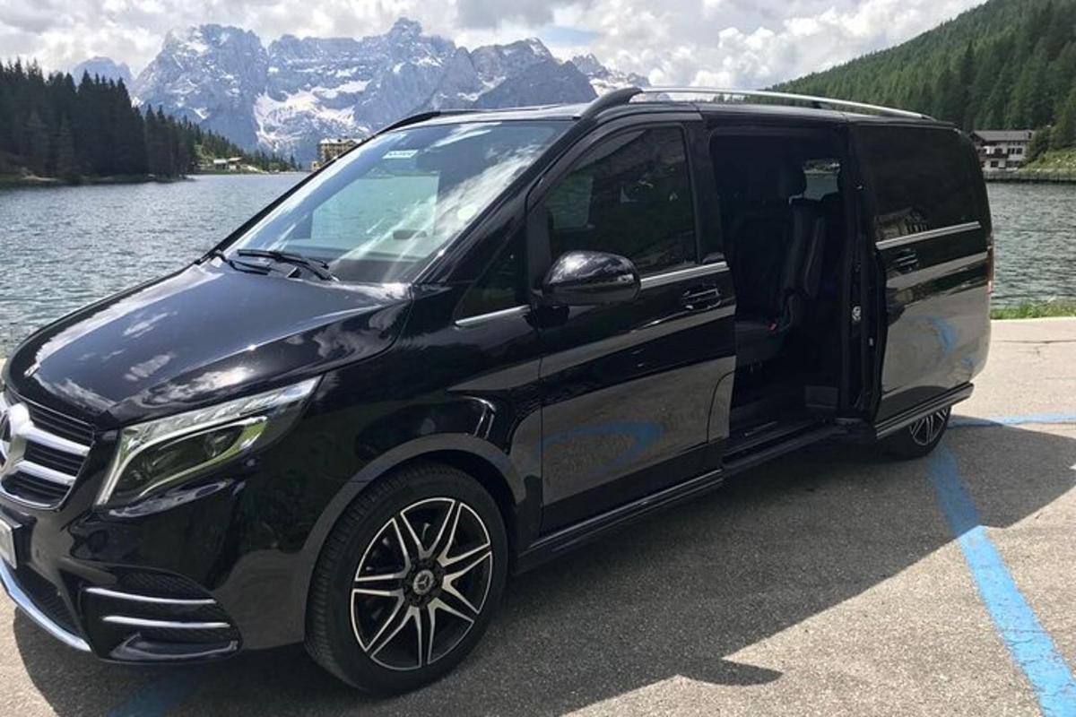 černá dodávka zaparkovaná na parkovišti u jezera