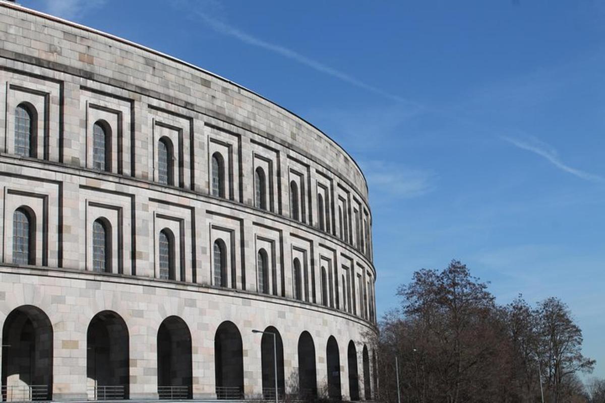 un grande edificio in pietra con archi sui lati
