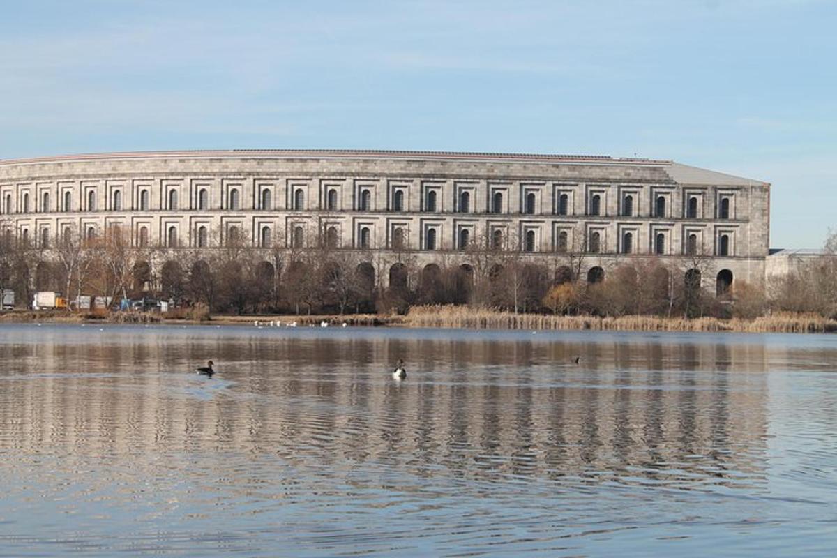 un grande edificio con due anatre nell'acqua