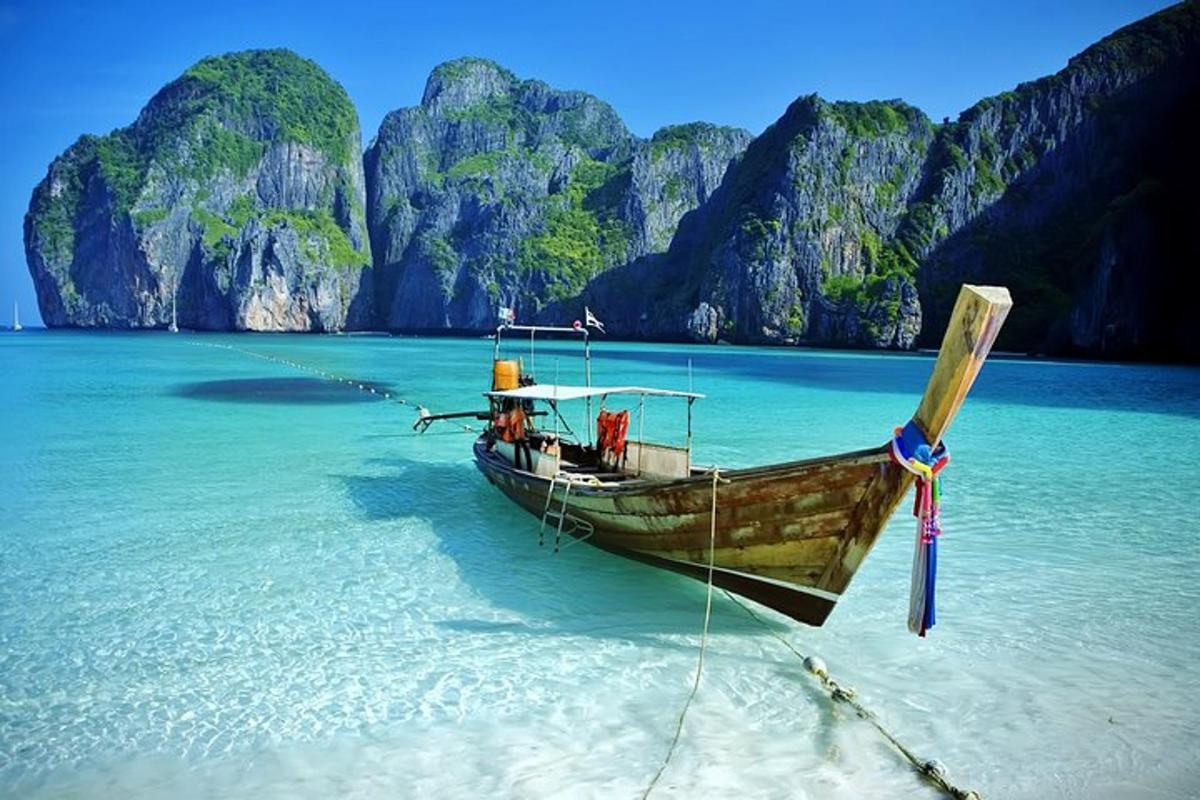 a boat sitting in the water on a beach