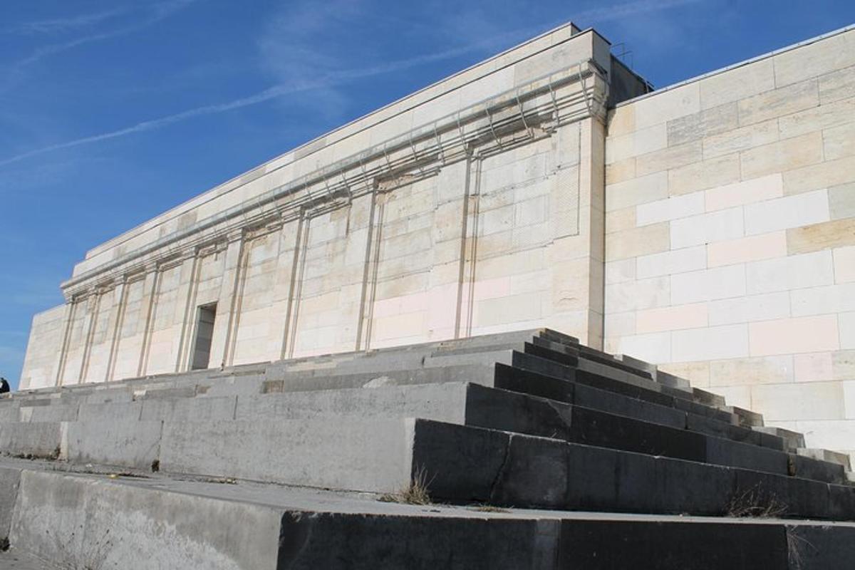 un edificio con delle scale di fronte
