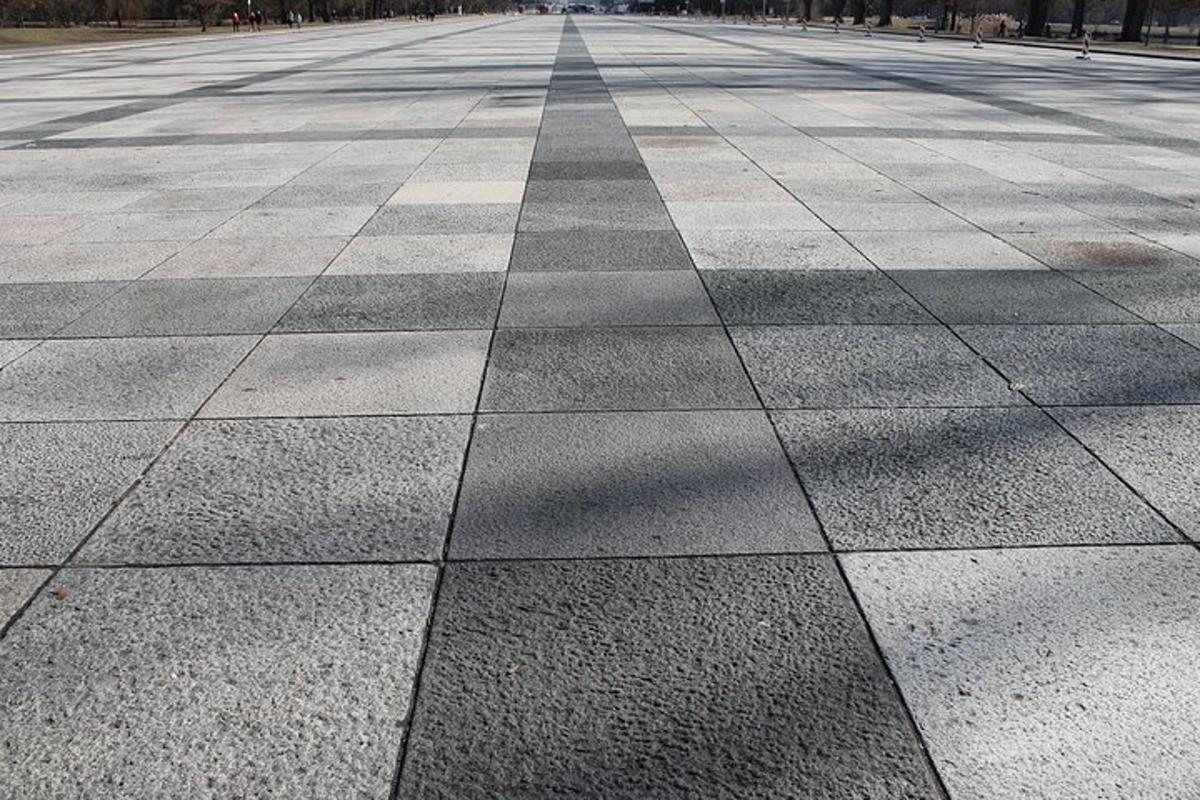 una strada vuota con molte piazze