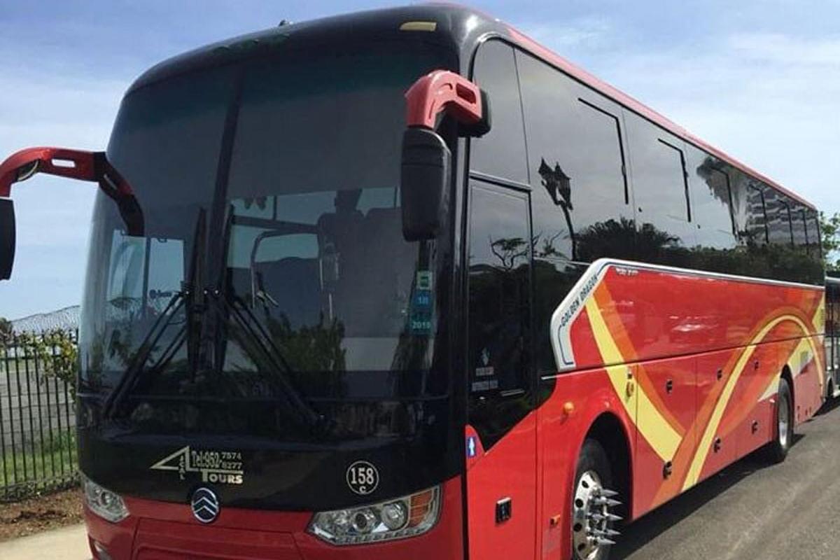 un autobús vermell està aparcat al carrer