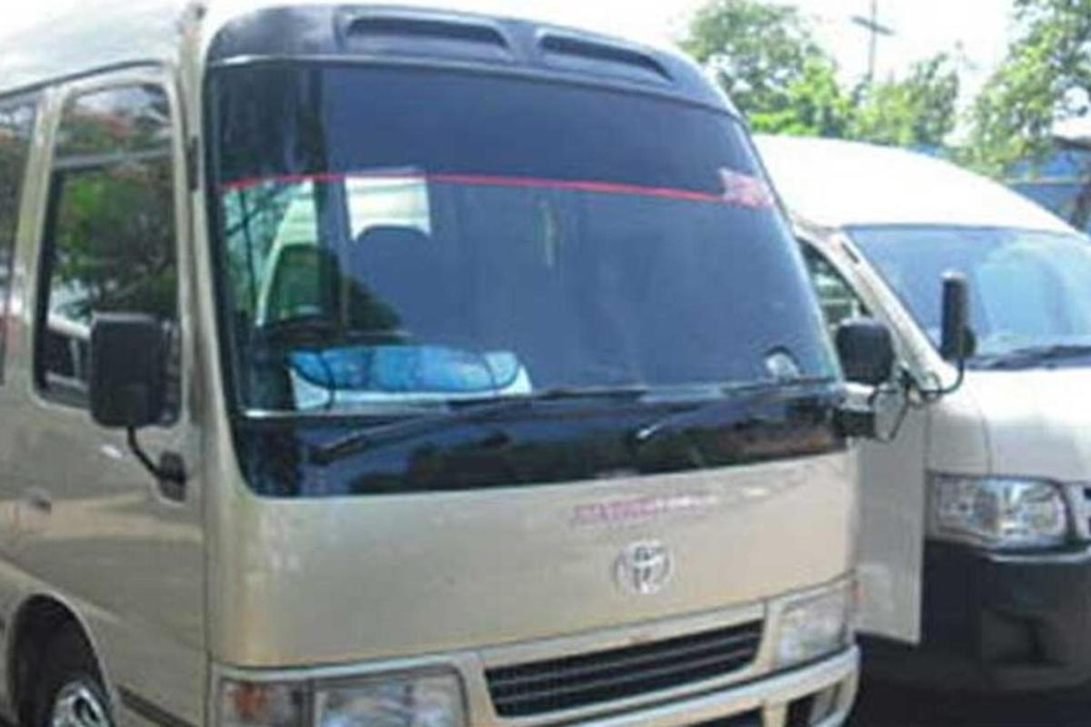 una furgoneta gran està aparcada al costat d'una furgoneta blanca
