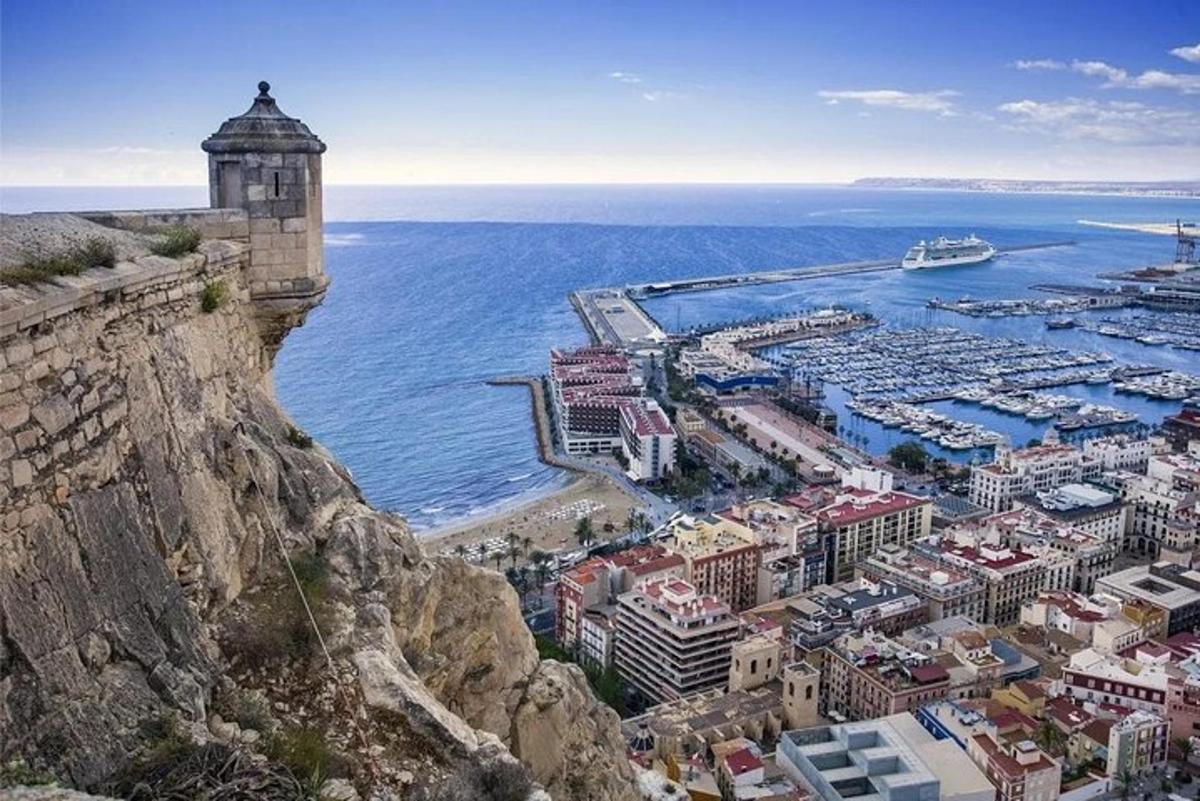 una vista aèria d'una ciutat i un port