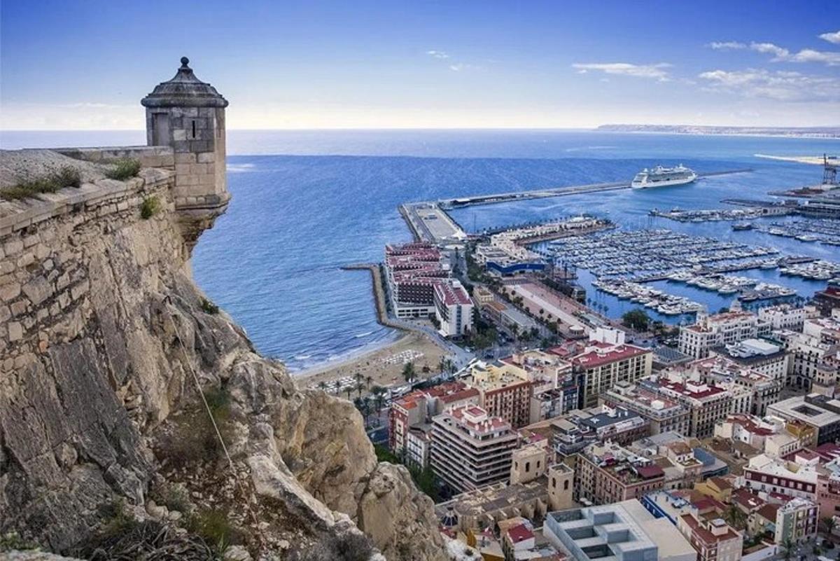 una vista aérea de una ciudad y un puerto