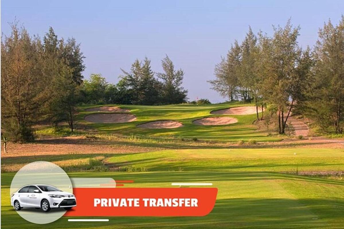 poster kereta yang diletakkan di padang golf