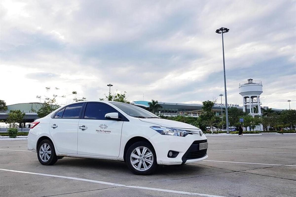 sebuah kereta putih diletakkan di tempat letak kereta