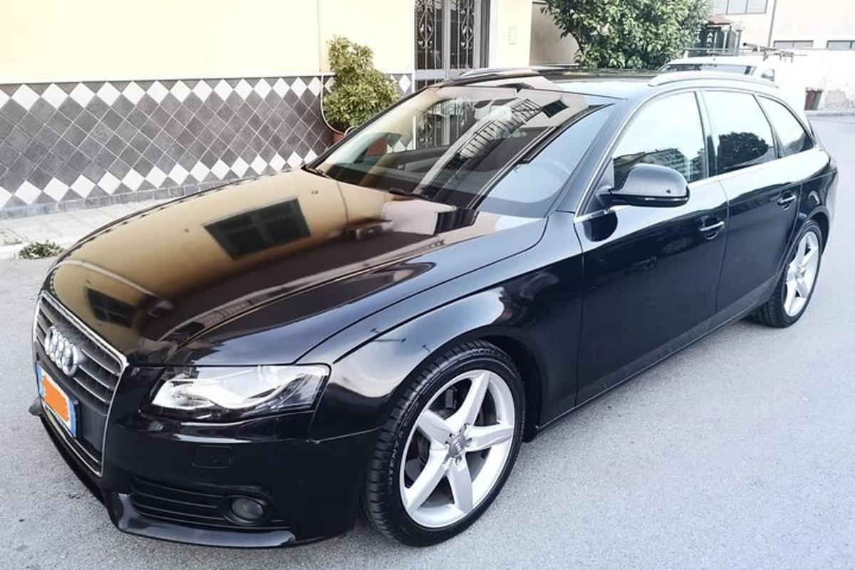 sebuah kereta hitam diletakkan di jalan