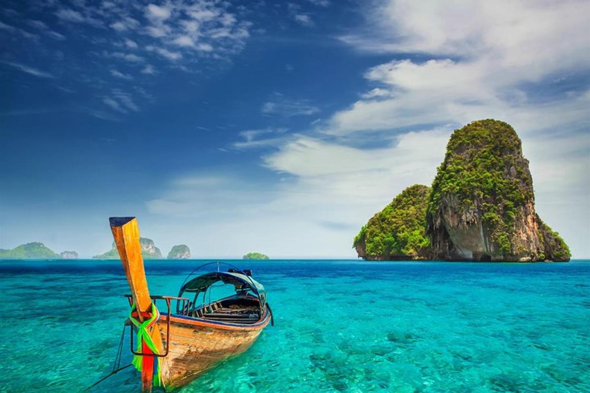 bot yang duduk di dalam air berhampiran sebuah pulau