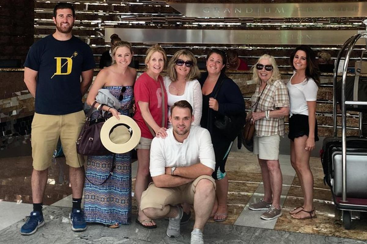 un gruppo di persone che posano per una foto