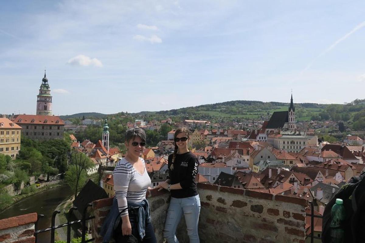 muž a žena stojící na vrcholu města