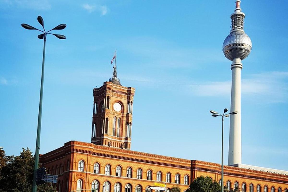 un edificio con una torre dell'orologio in cima