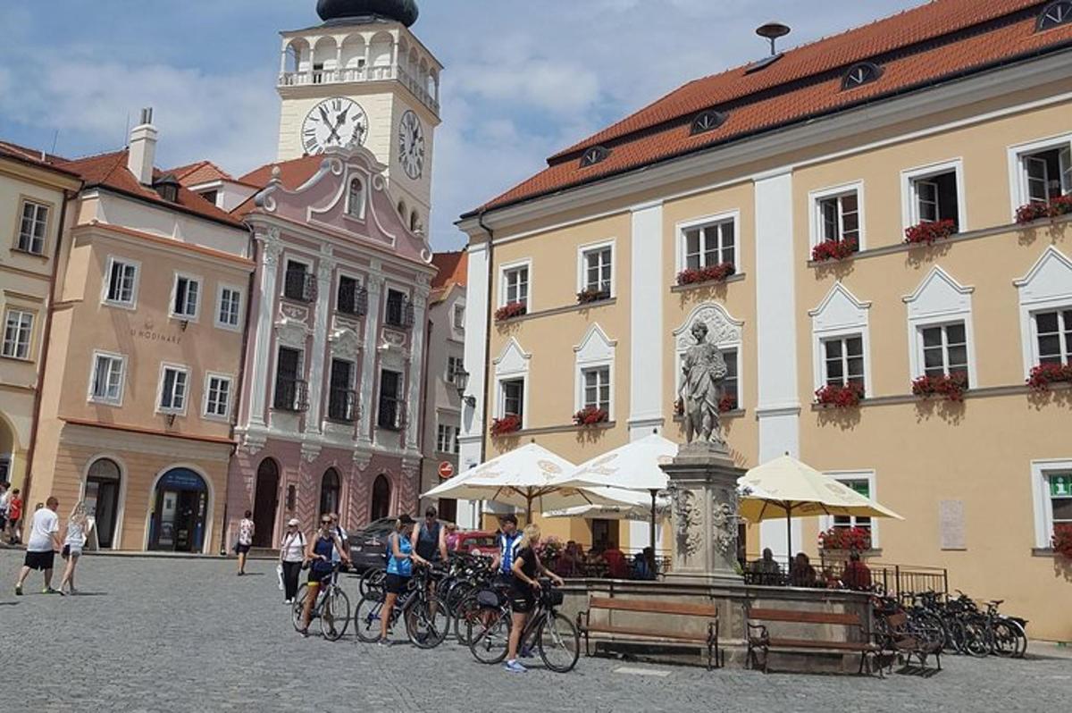 skupina lidí jezdících na kolech na náměstí