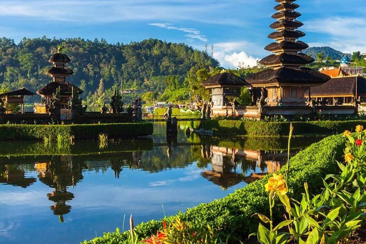 pantulan dua pagoda di perairan