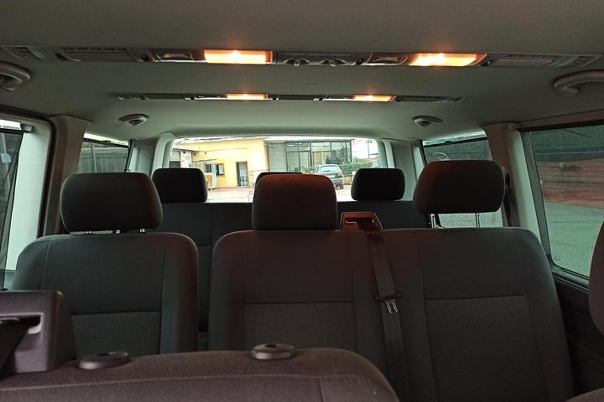 una vista dei sedili posteriori di un autobus