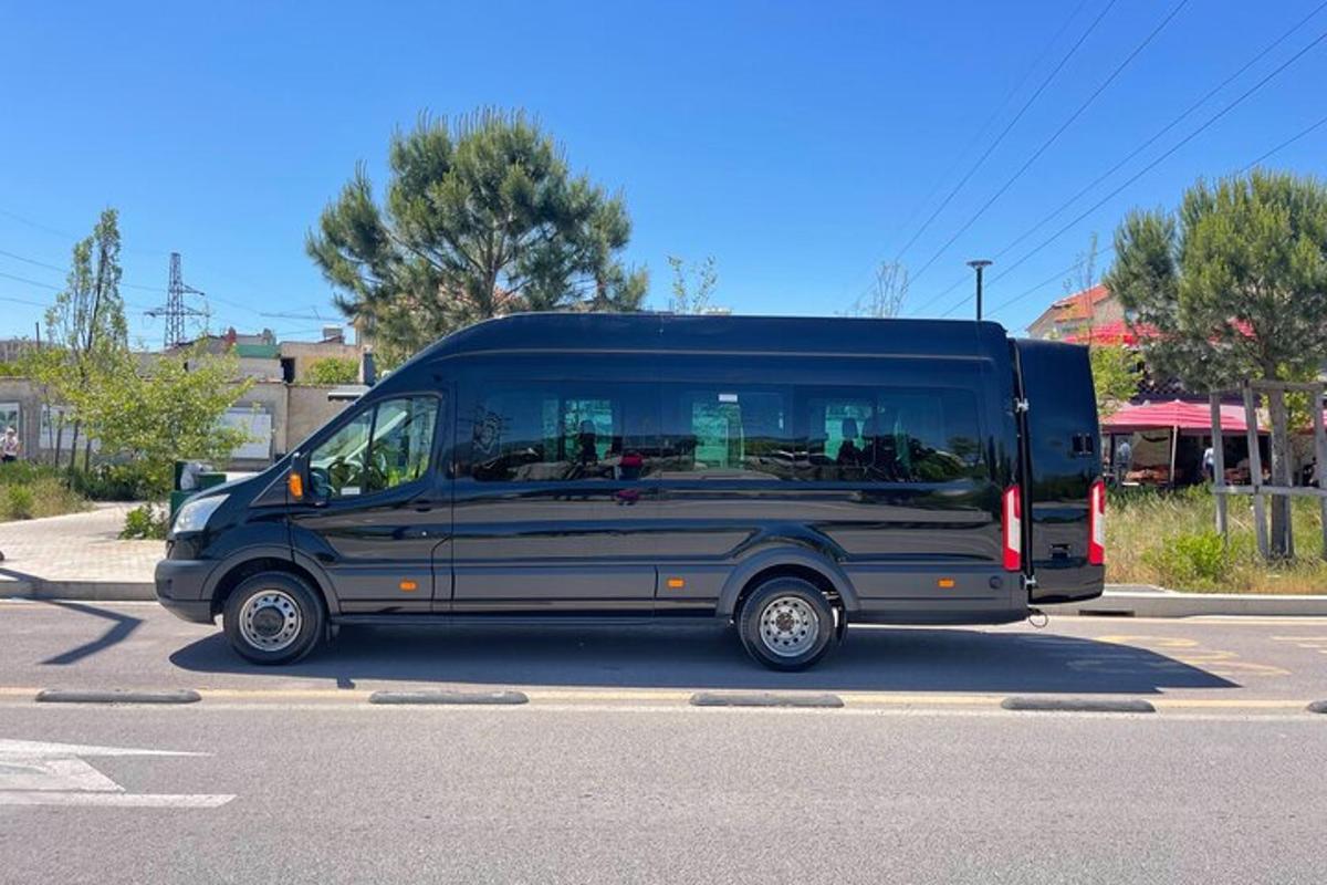 un furgone nero è parcheggiato in un parcheggio