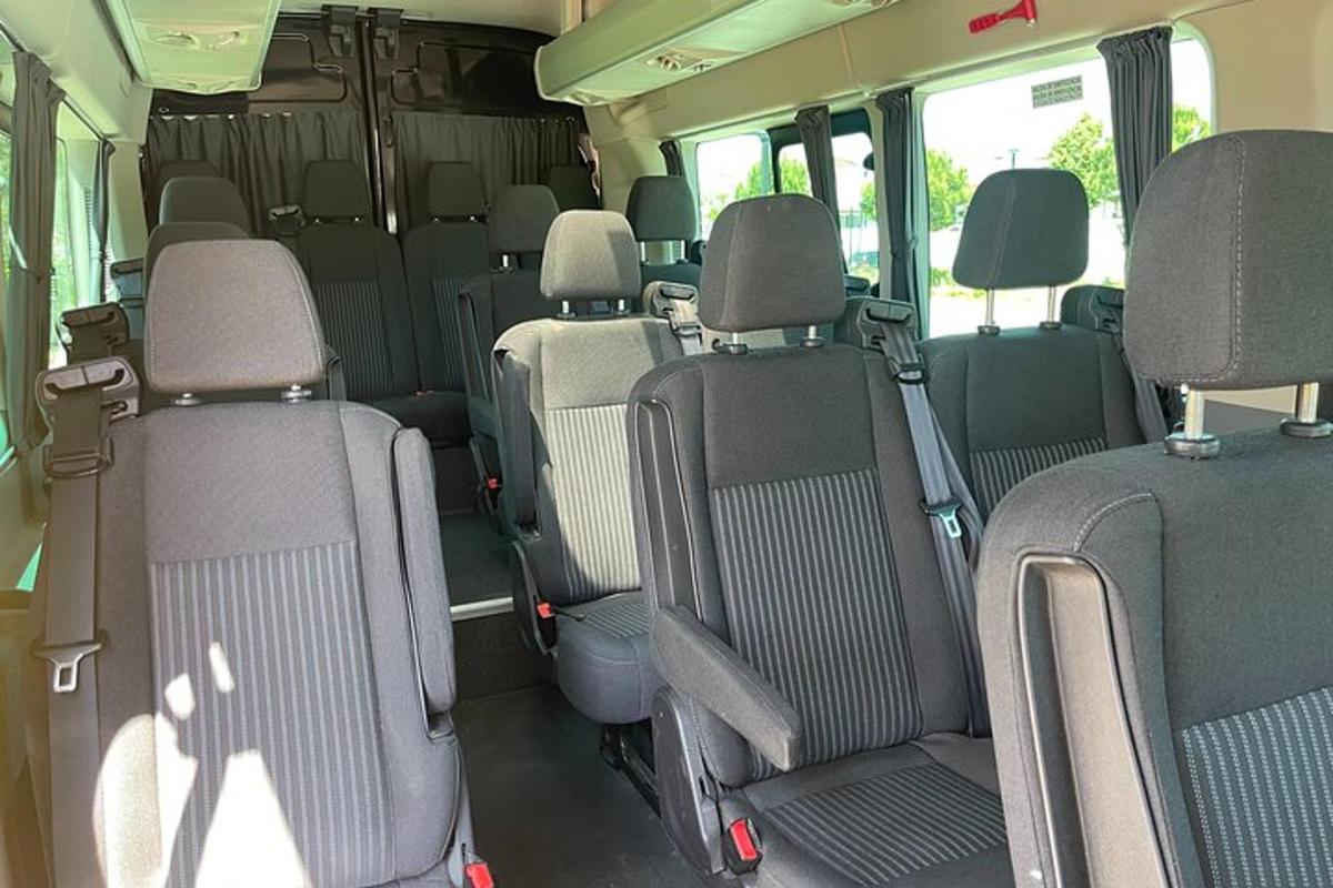 una vista interna dell'interno di un autobus