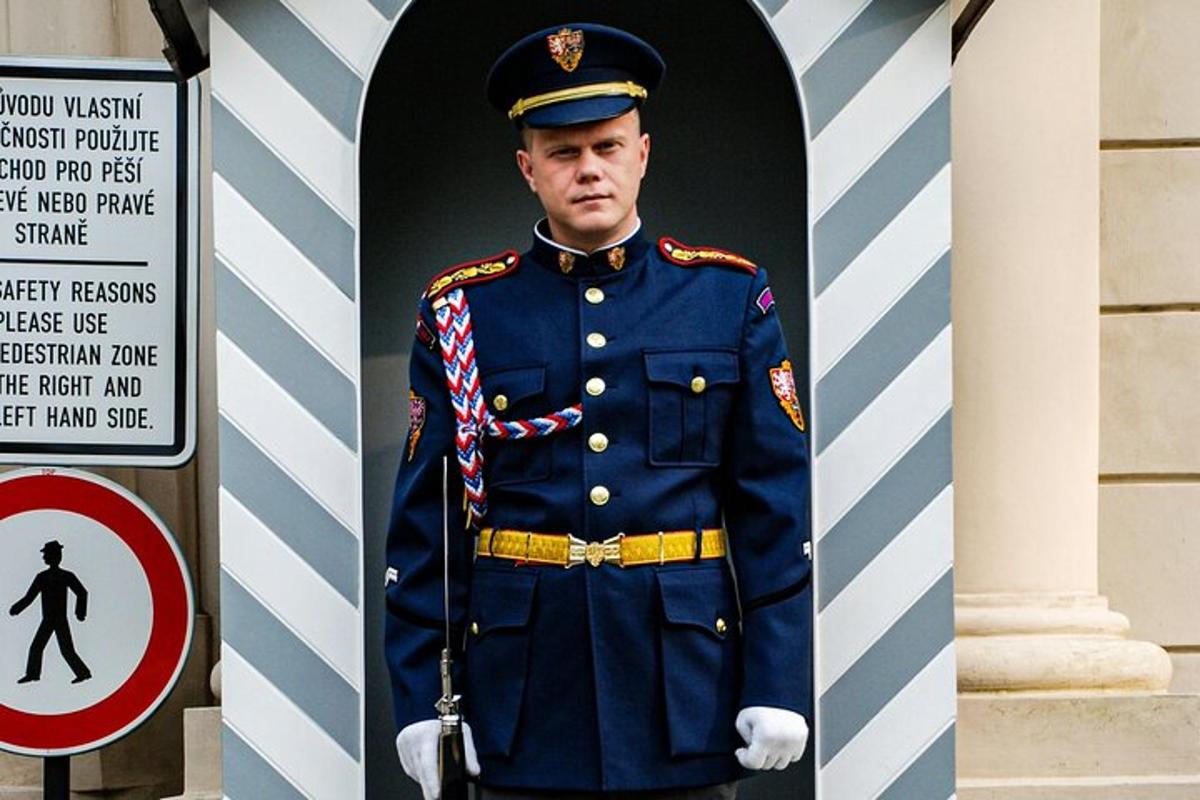 et billede af en mand i uniform ved siden af et skilt