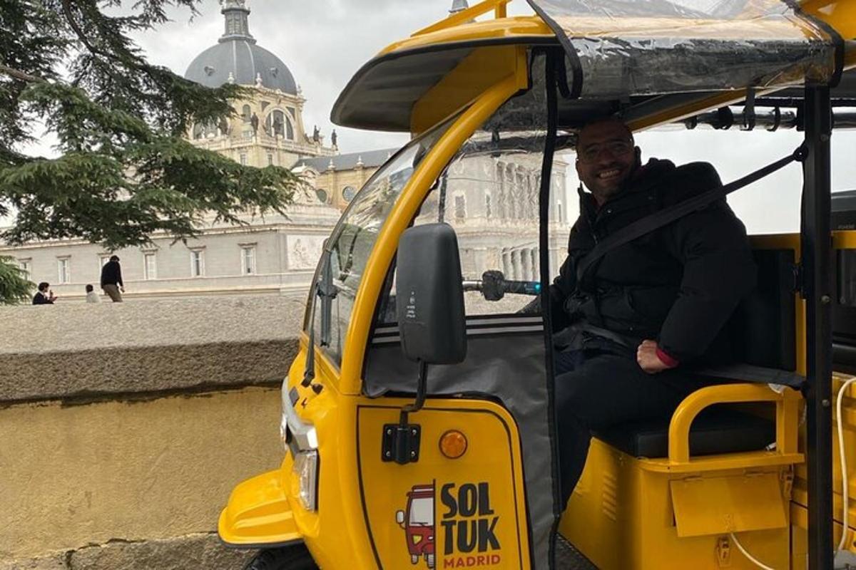 seorang lelaki duduk di belakang kereta golf
