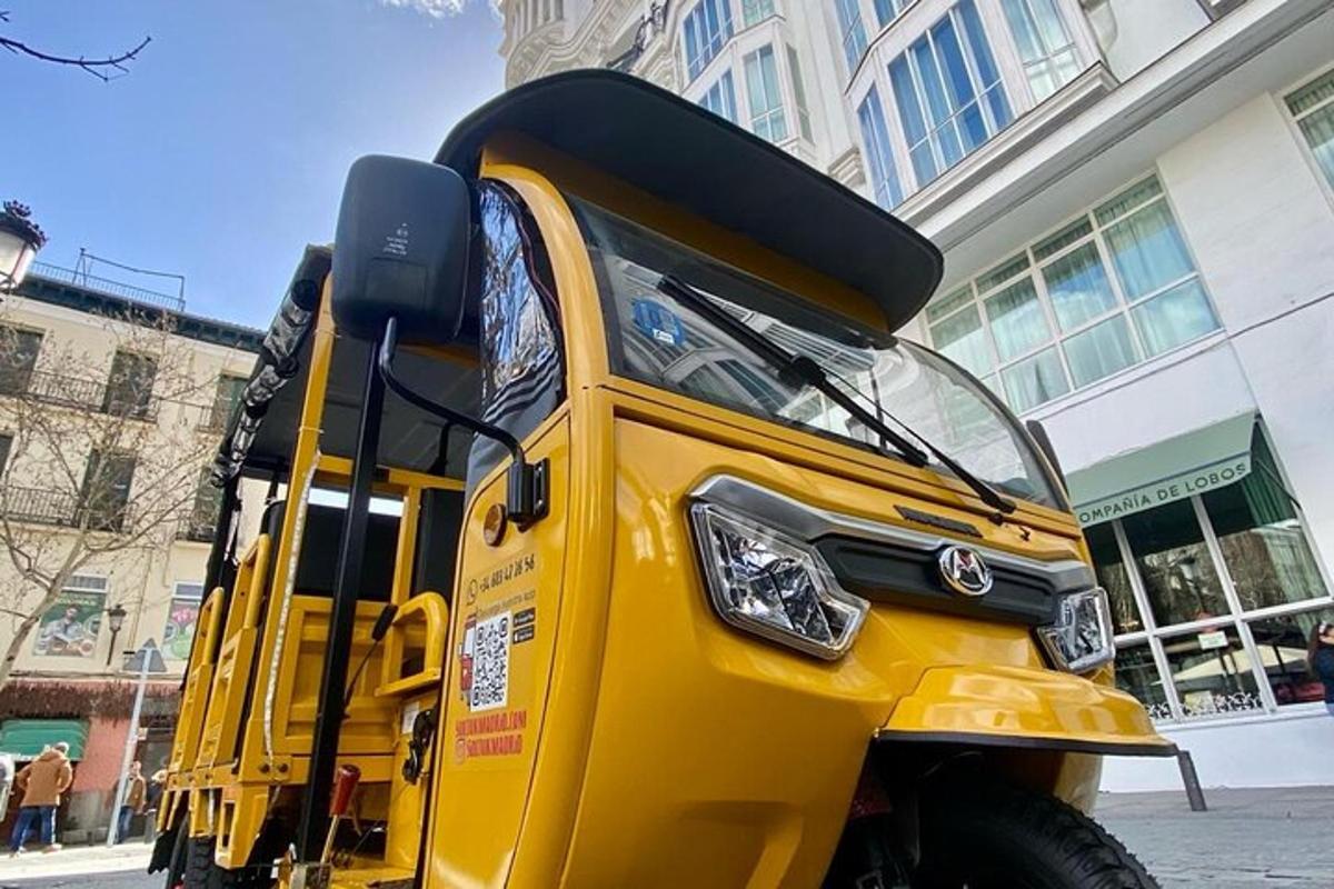 một chiếc xe buýt trường học màu vàng đậu trên phố