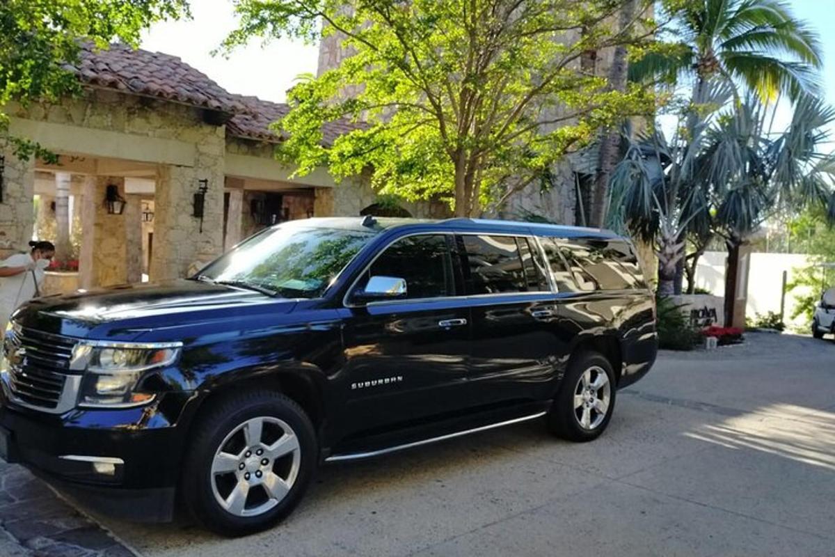 Un camión negro estacionado frente a una casa