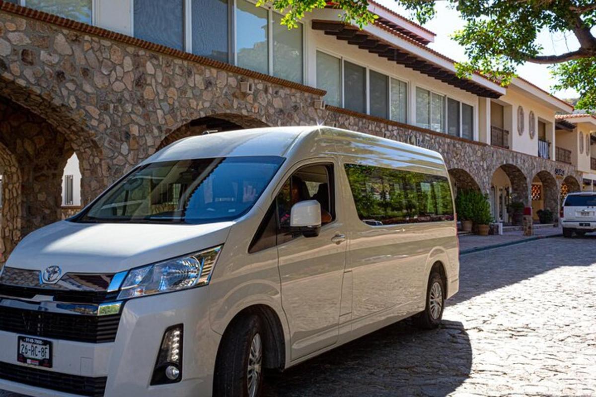 một chiếc xe tải màu trắng đỗ trước một tòa nhà