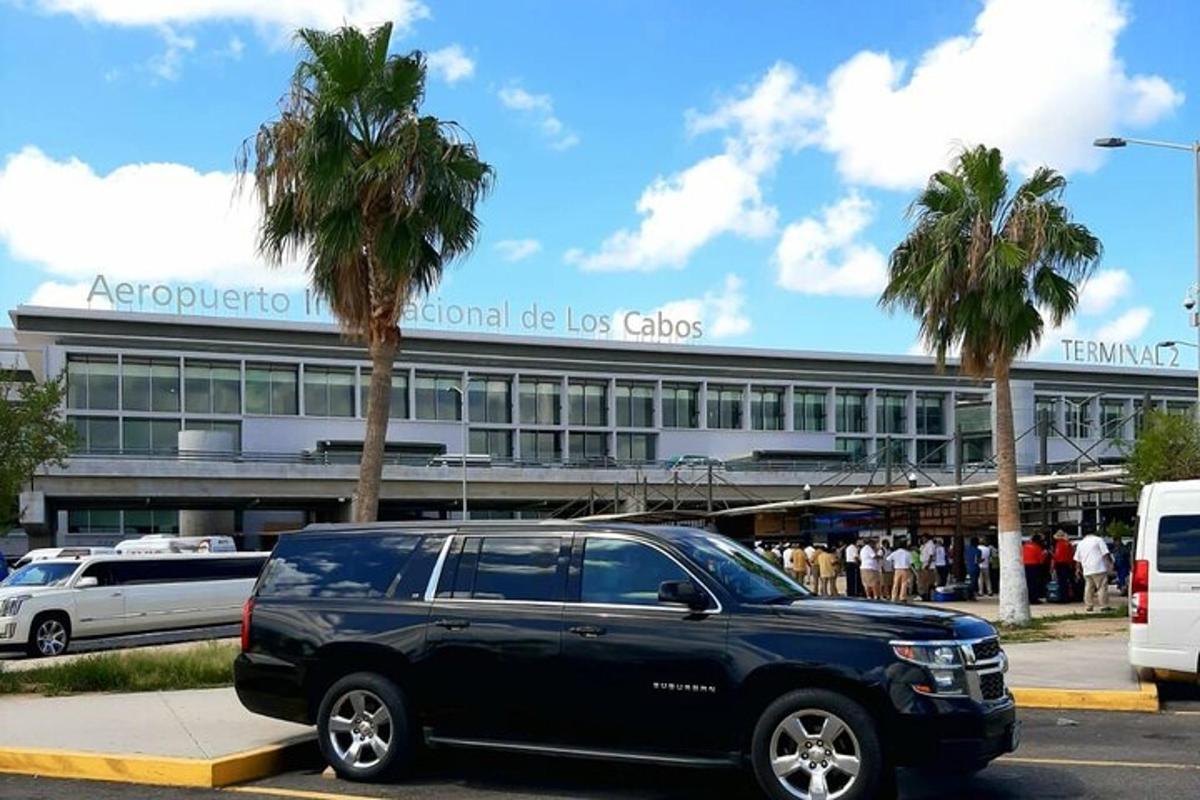 una limusina negra estacionada frente a un edificio
