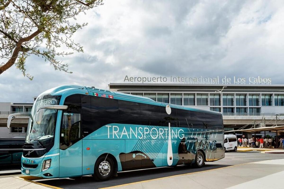 Un autobús azul estacionado frente a un edificio