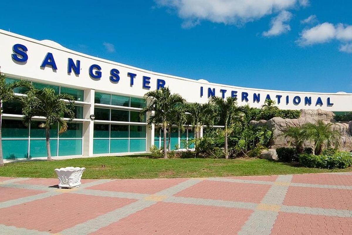 um edifício com uma placa que diz embaixada internacional