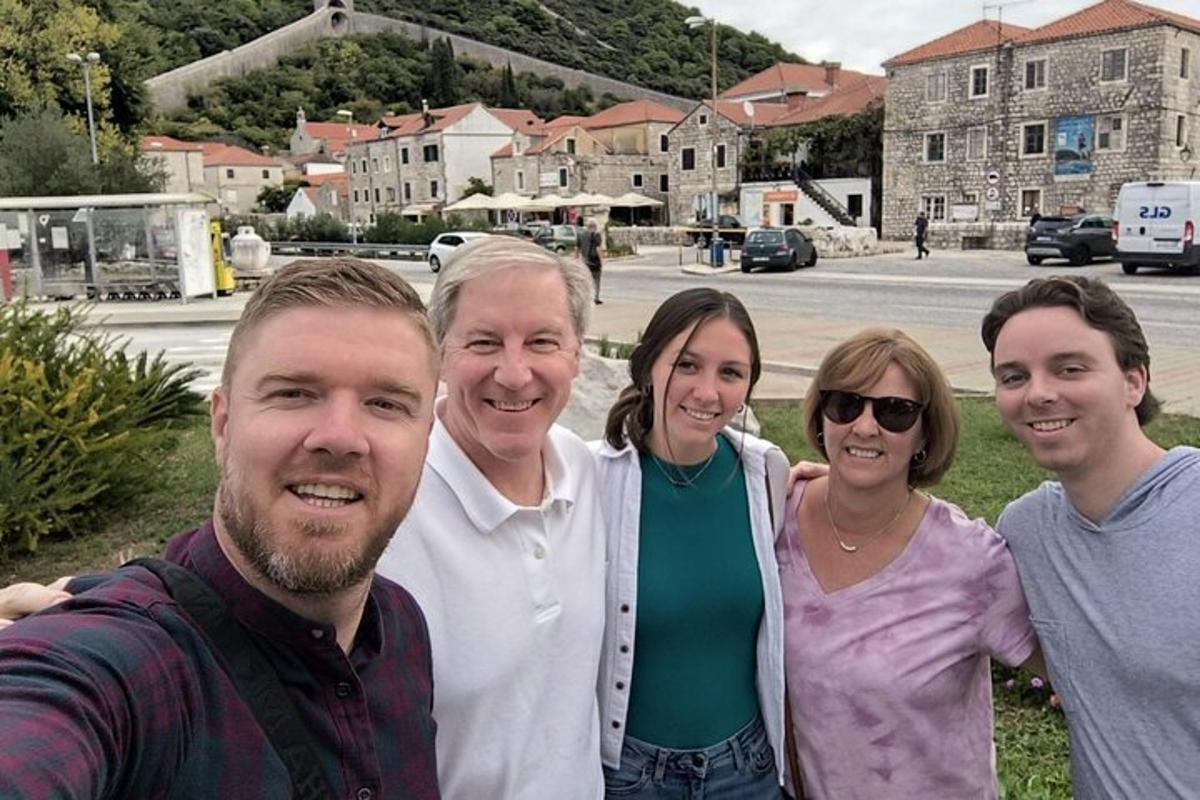 skupina lidí pózujících pro fotografii