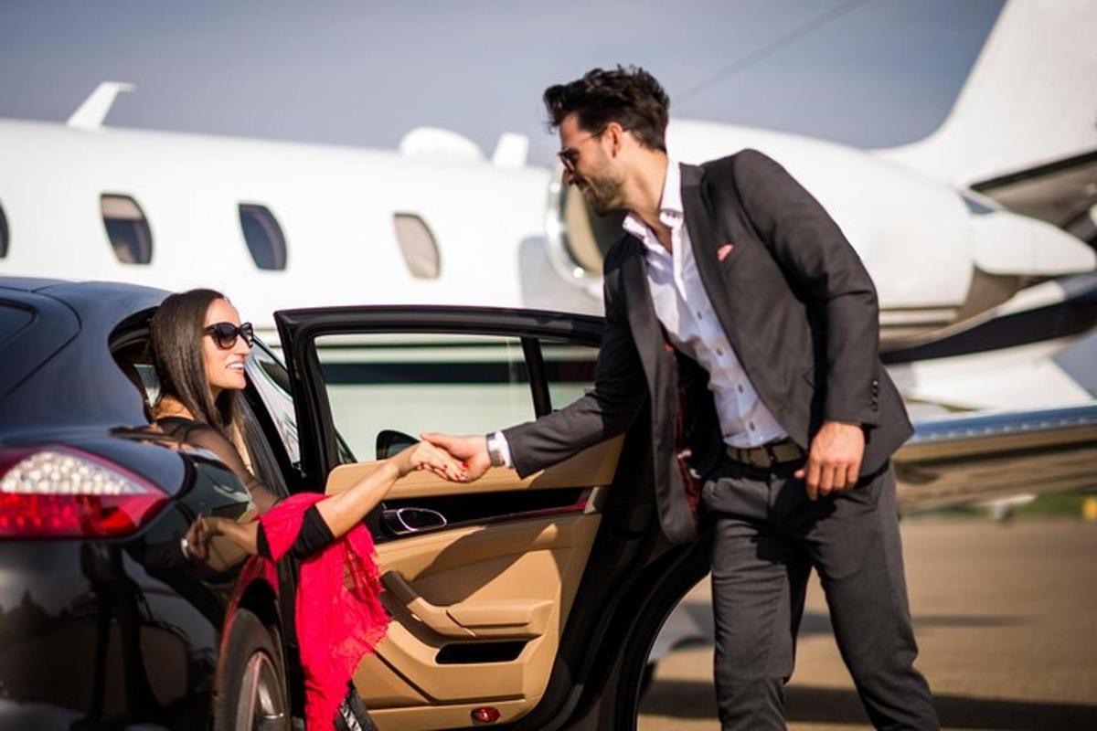 um homem e uma mulher saindo de um carro