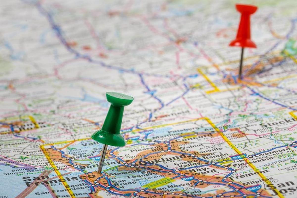 dois ponteiros verdes em um mapa