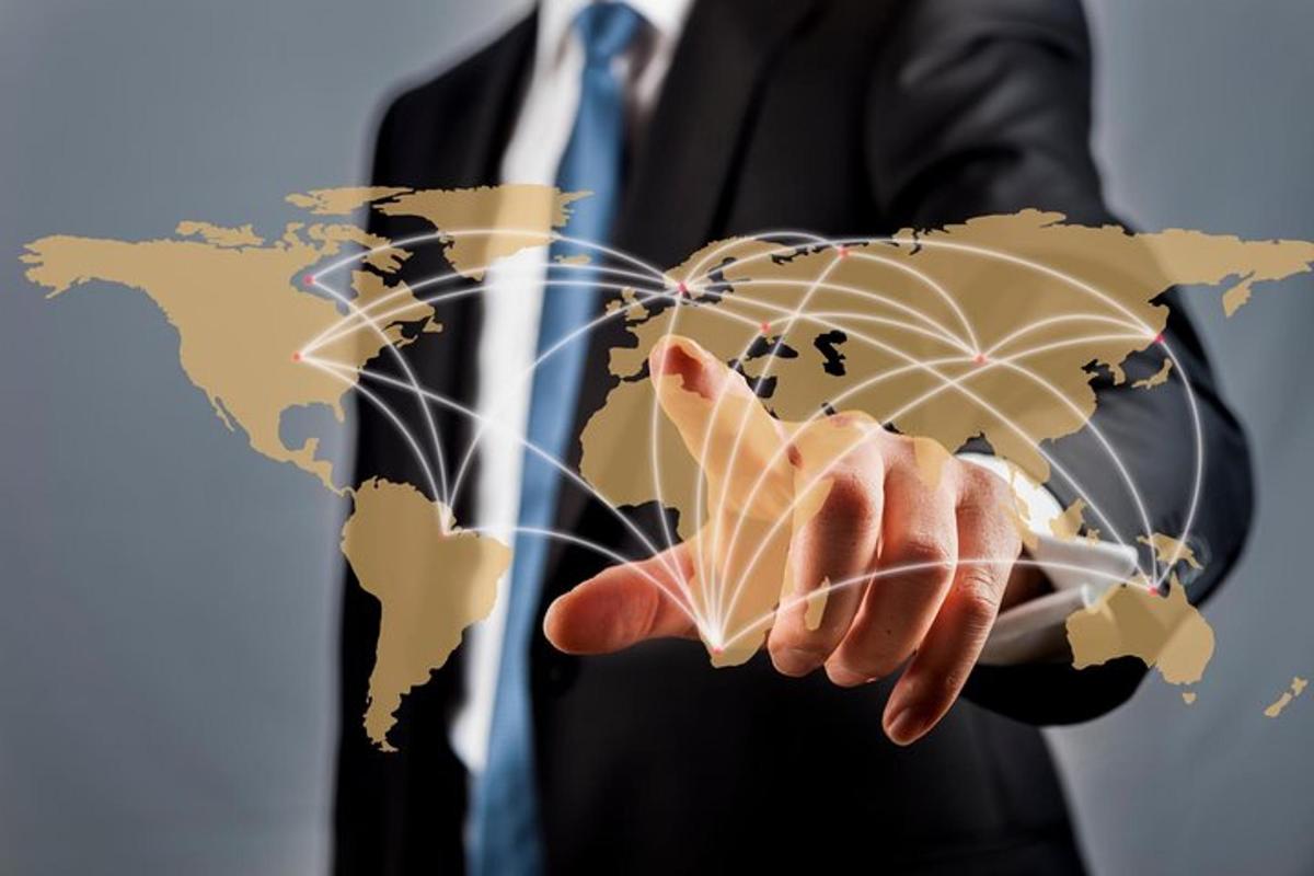 um homem de terno segurando um mapa-múndi