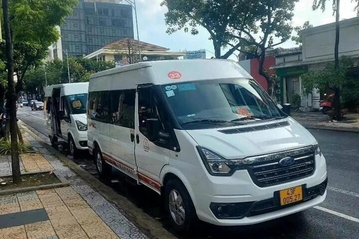 du balti mikroautobusai, pastatyti gatvės pakraštyje